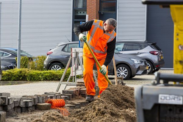 Graven om de kabel te kunnen leggen