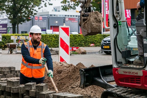 Graven om de kabel te kunnen leggen