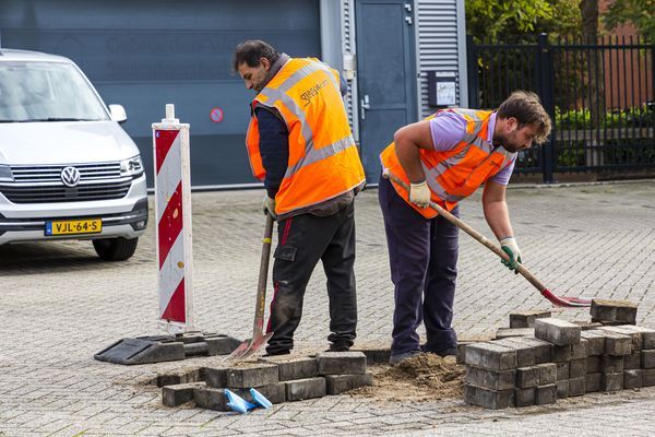 Graven om de kabel te kunnen leggen