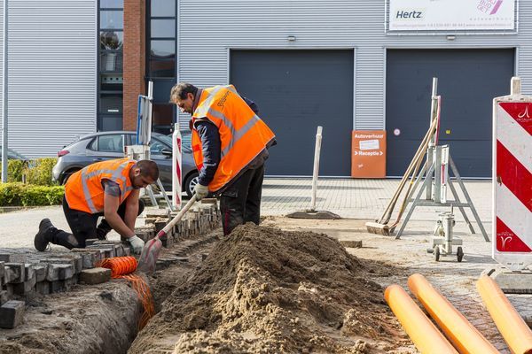 Graven om de kabel te kunnen leggen